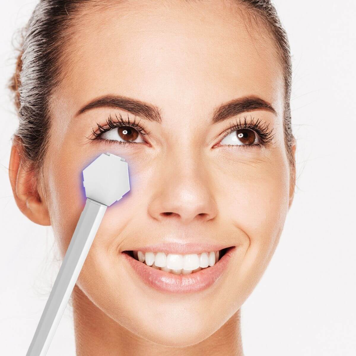 Glow by Cryo2O in use on a young woman's face below the right eye